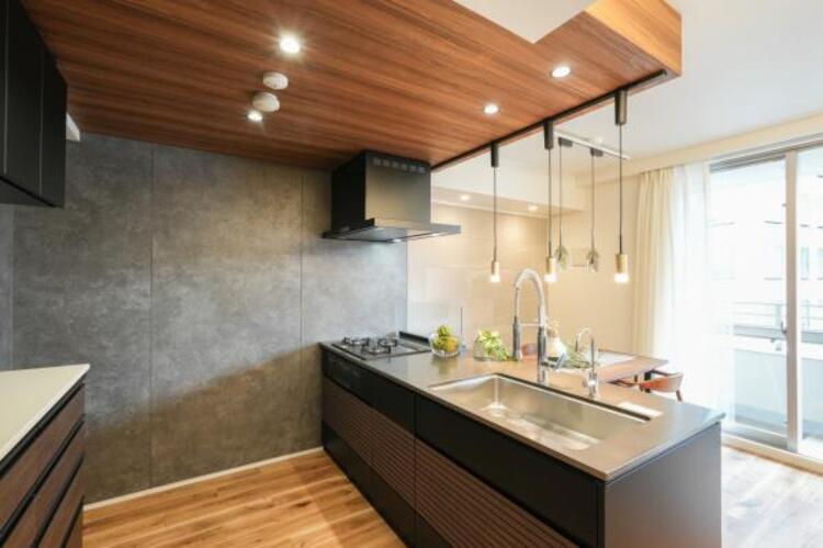 キッチン リビング全体が見渡せる対面式システムキッチン。床暖房付きです。