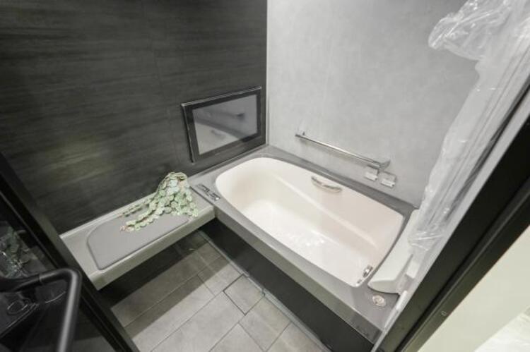 風呂 TV付で高級感を演出する内装。くつろぎのスペースにも、癒しのスペースにもなる心休まる空間です。