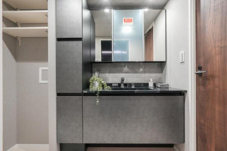 洗面 三面鏡の付いた洗面化粧台は、鏡面裏側にも機能的な収納を配置。普段使いの洗面小物やスキンケア用品などが衛生的に保管できます。