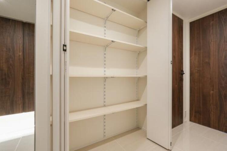 収納 廊下にある収納スペース。空間を効率的に利用し、一日の始まりと終わりを美しく演出します。