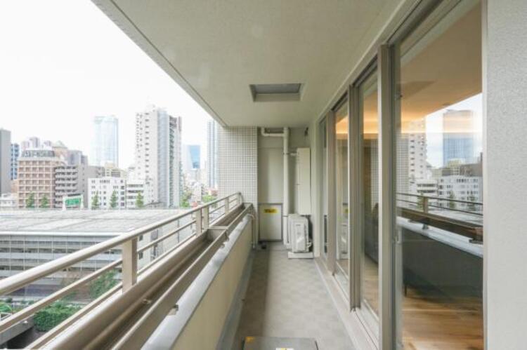 バルコニー 陽の光に照らされるバルコニーを、爽やかな涼風が吹き抜けていきます。