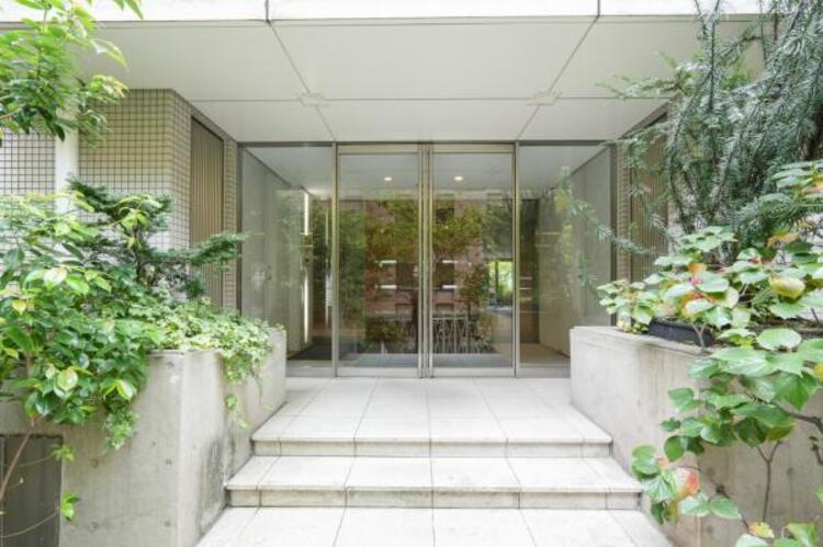 エントランス エントランスは、まさに顔となる場所。シンプルながらも格調高い雰囲気を漂わせています。