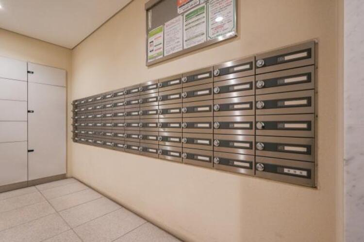 その他 エントランスに備え付けの郵便受けです。