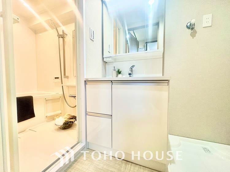 洗面 【WASHROOM】◆快適◆煌びやかな暮らしの中にも忘れたくない快適さ。大きな収納が助けてくれます。