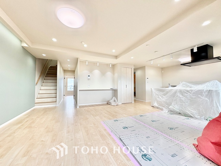 内装 ◆木漏れ日◆の様な採光が優しく足元を照らし、心地いい暮らしの道しるべを写し出す。この空間で過ごす家族との語らいの時間がとても素敵で幸せを感じるかもしれない。