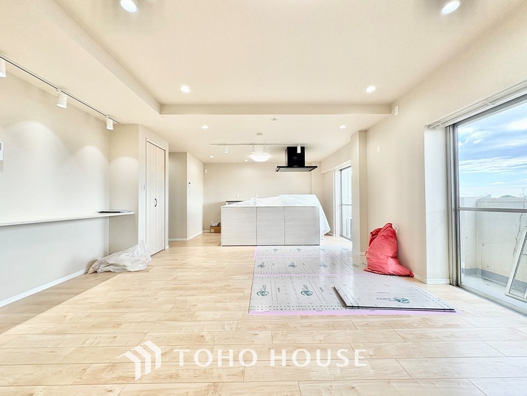 内装 ◆リビング◆たくさんの窓から注ぐ太陽の光。時間の経過とともに光と影のコントラストがこの空間のムードを変え、部屋に変化と温もりをもたらしてくれる。