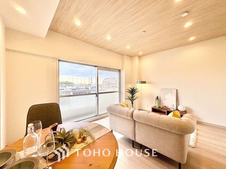 内装 ◆木漏れ日◆の様な採光が優しく足元を照らし、心地いい暮らしの道しるべを写し出す。この空間で過ごす家族との語らいの時間がとても素敵で幸せを感じるかもしれない。