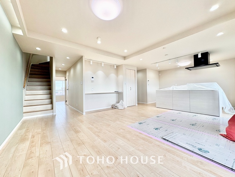 内装 ◆今宵の食卓◆ダウンライトに反射するグラスを眺めながらワインを注ぐ。トクトクと心地いい音をさせながら、フランスの古城を思わせる薫りがたちこめ、とても幸せな時を過ごせる。