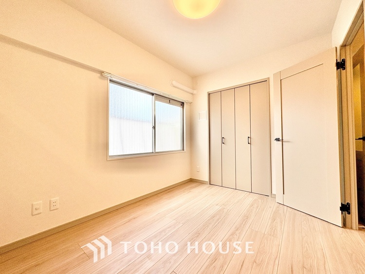 内装 ◆間接照明◆オレンジ色の光が僕達を大人な気分にさせる。静かで優しく語りかけるその光は、今日の終わりを告げてくれ、でも明日にはいい事が必ず来るよ。そんな囁きが聞こえてくる