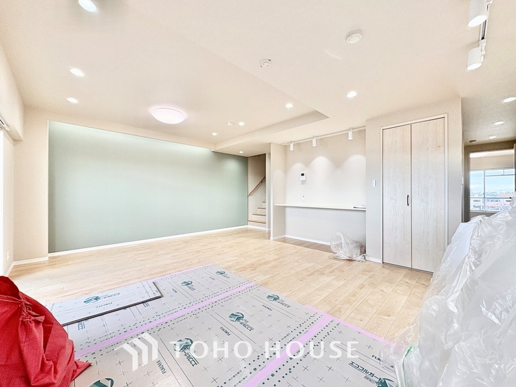 内装 ◆窓を開けると◆冷涼な風、そよぐリビング。だんらんの場所はここから始まり、ここで終わる。家族の笑顔が集う素敵な場所だから、こだわり抜いた思いが詰まっているのだと思う。