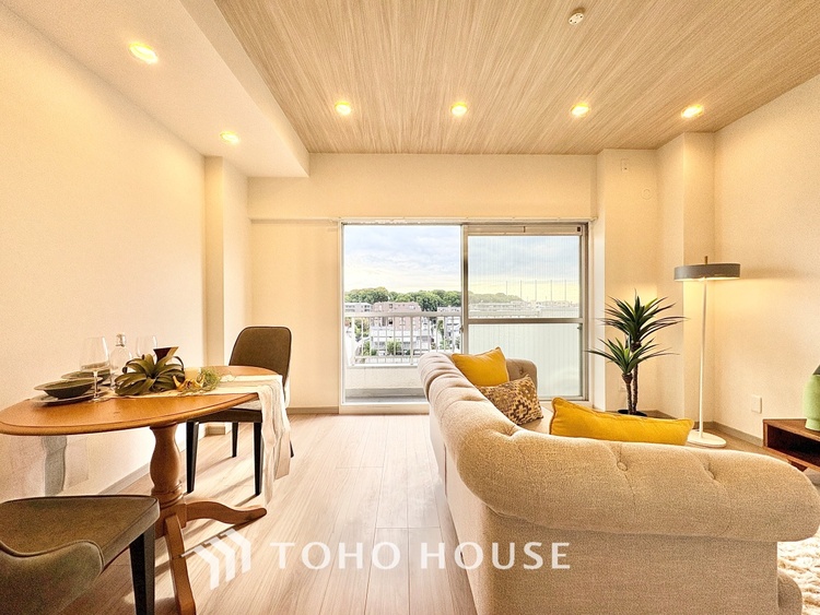 内装 ◆リビング◆たくさんの窓から注ぐ太陽の光。時間の経過とともに光と影のコントラストがこの空間のムードを変え、部屋に変化と温もりをもたらしてくれる。