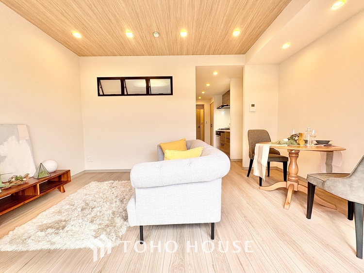 内装 ◆今宵の食卓◆ダウンライトに反射するグラスを眺めながらワインを注ぐ。トクトクと心地いい音をさせながら、フランスの古城を思わせる薫りがたちこめ、とても幸せな時を過ごせる。