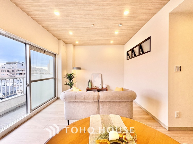 内装 ◆窓を開けると◆冷涼な風、そよぐリビング。だんらんの場所はここから始まり、ここで終わる。家族の笑顔が集う素敵な場所だから、こだわり抜いた思いが詰まっているのだと思う。