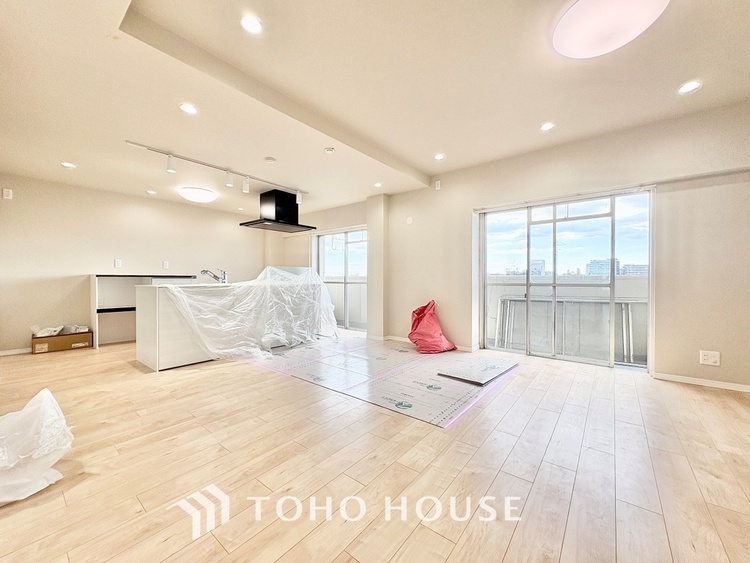 内装 ◆リビング◆そこには目を輝かせ笑顔で見つめてくれる君がいて、「おかえり」の言葉がこだまする。何気ない日々の挨拶は僕にとっては幸せで、同時に君の瞳にも恋している。