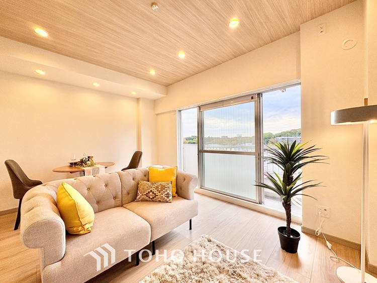 内装 ◆リビング◆そこには目を輝かせ笑顔で見つめてくれる君がいて、「おかえり」の言葉がこだまする。何気ない日々の挨拶は僕にとっては幸せで、同時に君の瞳にも恋している。