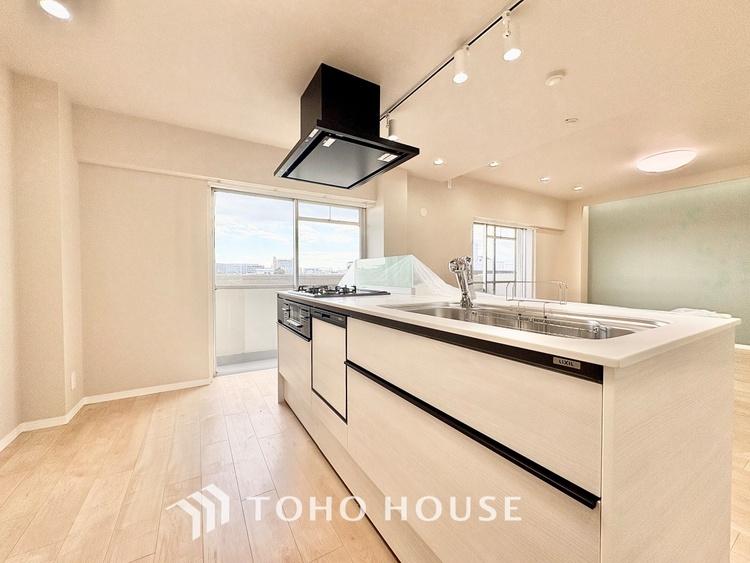 キッチン ◆キッチン◆美しく使いやすいキッチンは油汚れが簡単に拭き取れる素材で加工されており、浄水器シャワーから流す水の音を軽減する静かなシンクを採用。見えないところにさり気ない配慮が嬉しいですね