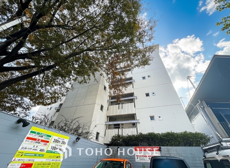 外観 *一部ＡＩによる空模様の加工あり。◆共有空間◆些細な事でほっぺを膨らまして怒る君。それでも僕達はこれからも一緒だよ。喧嘩をしても離れたくないから一つはさんだ同じ場所にいる。分かるよ。そこに君が