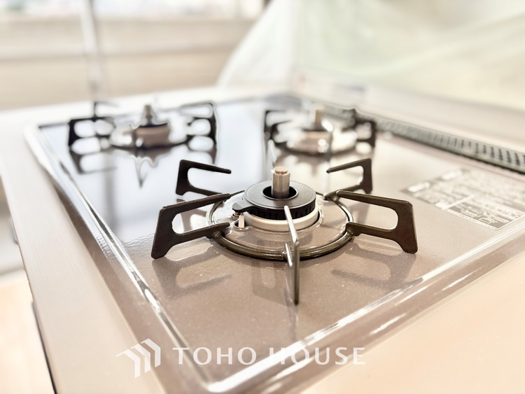 キッチン ◆今宵の食卓◆ダウンライトに反射するグラスを眺めながらワインを注ぐ。トクトクと心地いい音をさせながら、フランスの古城を思わせる薫りがたちこめ、とても幸せな時を過ごせる。