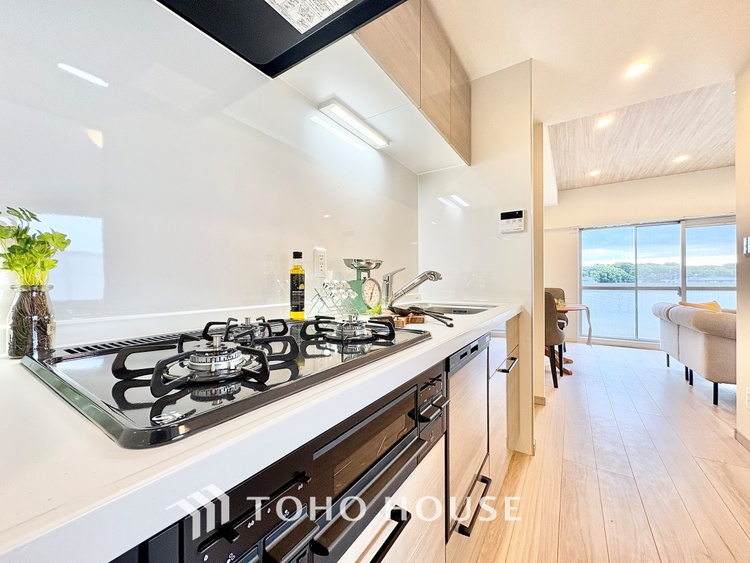 キッチン ◆キッチン◆美しく使いやすいキッチンは油汚れが簡単に拭き取れる素材で加工されており、浄水器シャワーから流す水の音を軽減する静かなシンクを採用。見えないところにさり気ない配慮が嬉しいですね