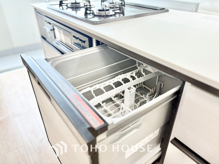 キッチン ◆キッチン◆美味しい料理を作りたくなるような気持にさせてくれる、腕を振るえる自慢のスペース。見上げると柔らかなダウンライトが包み込み、彩りを添えます。艶と光沢のある居心地の良いわが家のキッチン。