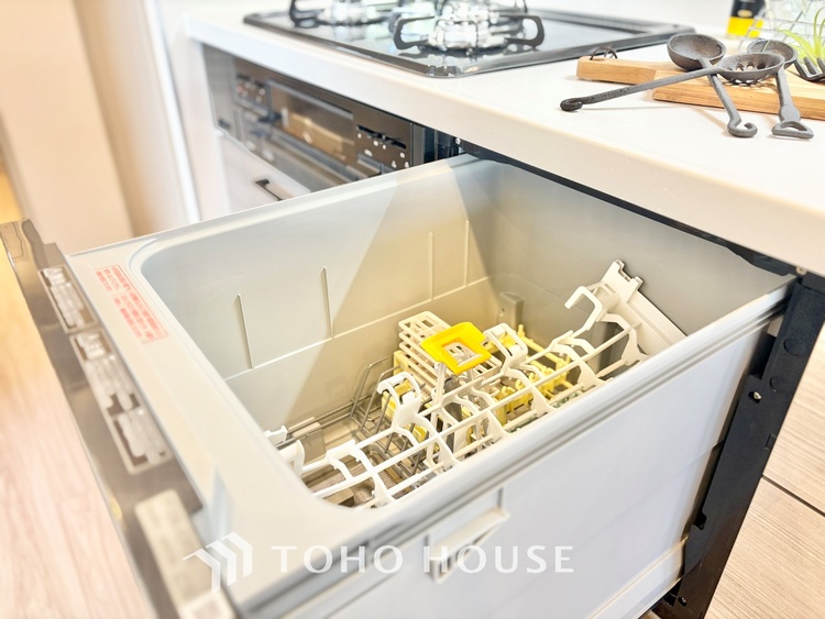 キッチン ◆今宵の食卓◆ダウンライトに反射するグラスを眺めながらワインを注ぐ。トクトクと心地いい音をさせながら、フランスの古城を思わせる薫りがたちこめ、とても幸せな時を過ごせる。