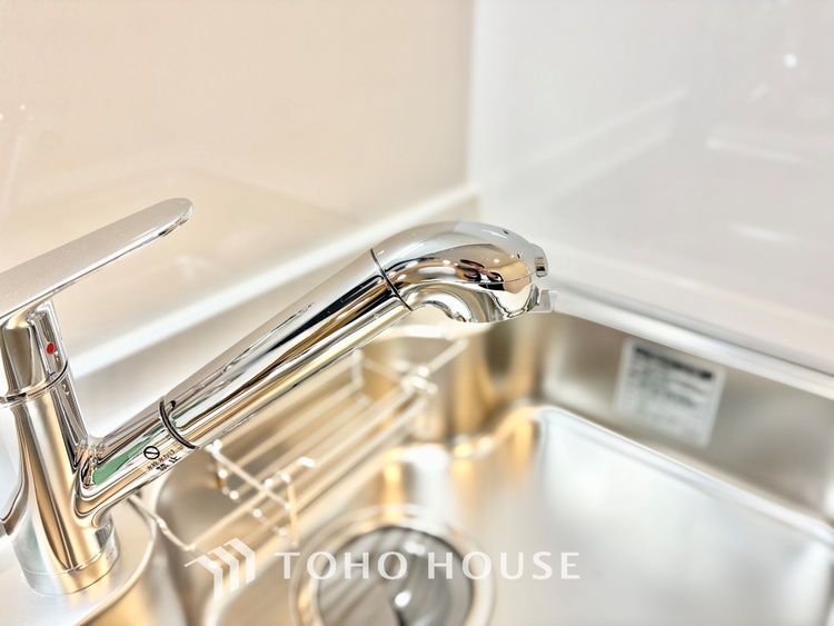 キッチン ◆キッチン◆美味しい料理を作りたくなるような気持にさせてくれる、腕を振るえる自慢のスペース。見上げると柔らかなダウンライトが包み込み、彩りを添えます。艶と光沢のある居心地の良いわが家のキッチン。