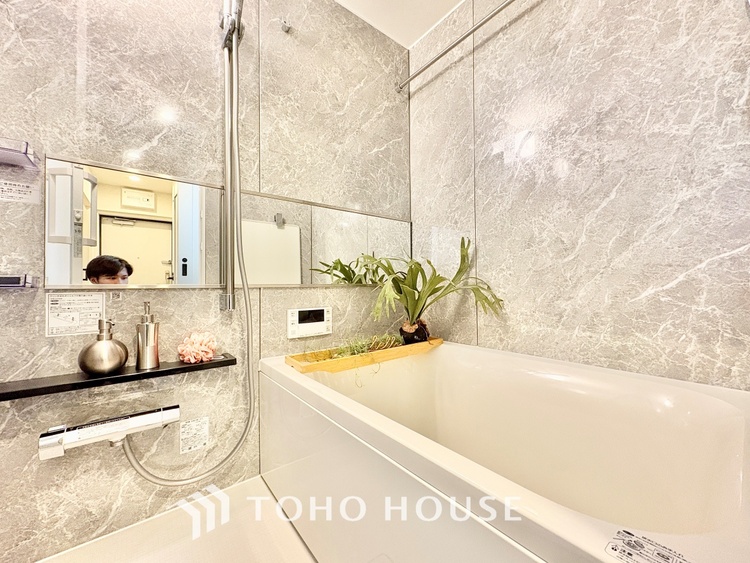 風呂 ◆浴室◆の温もりを感じ、ふわりと寄り添う太陽の妖精たちが自然と僕達を微睡ませる。うとうとしたい訳ではないがそんな時間が嫌いじゃない自分がここにいる。