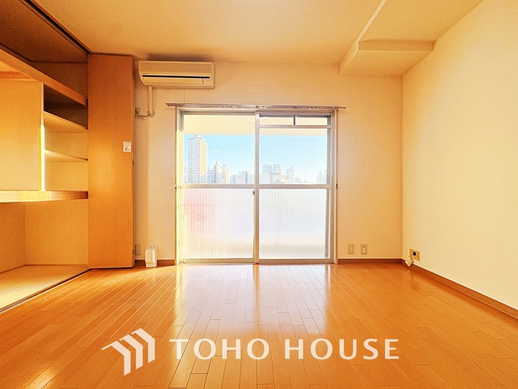 内装 【living】居心地のいい暮らしには欠かせない眩い採光。ゆったりとした幅の窓からこの空間に降り注ぐ採光が絶えない。明るいリビングこそ居心地のいい暮らしが待っているのだと思う。