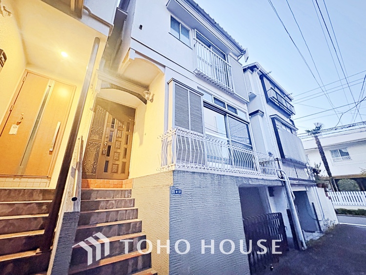 外観 ふと視点を変えてみると、広がる光景。時間を忘れ大空を見上げるなんて、いつぶりだろうか。こんなにも広く美しい情景があったなんて。時間を忘れ、時を知る。