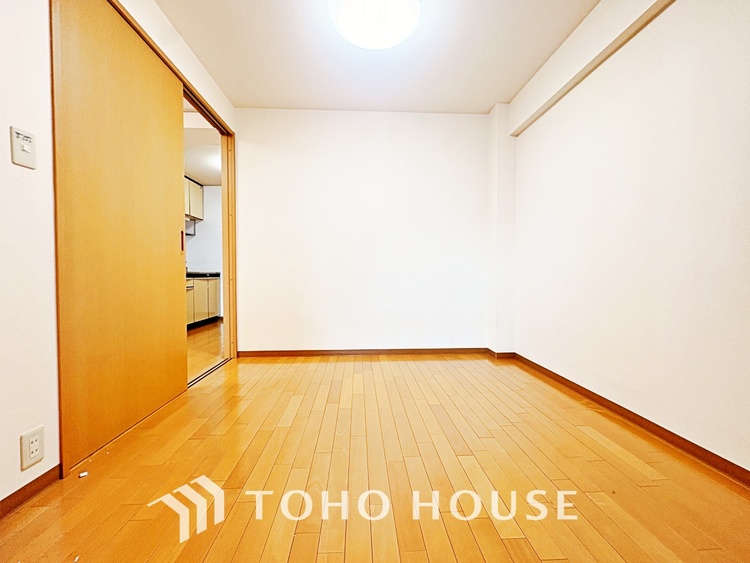 内装 風の通り道。舞い込んでくる風が優しく躍り、室内に爽やかな空気を運んでくる。そこに季節の息吹を感じて、いまがどんな季節なのかを実感する。