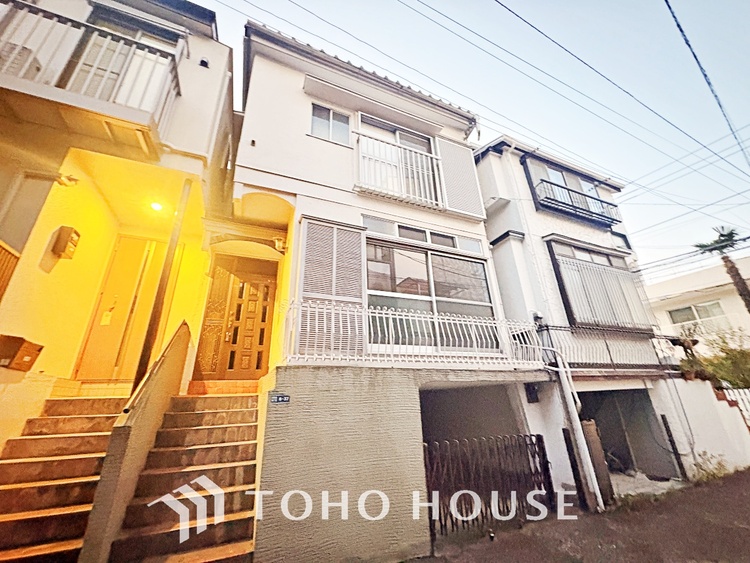 外観 空間が開けた道路に面する住宅には、穏やかで暖かみのある温もり感じる住宅地を醸し出す。