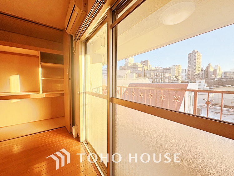 内装 ◆サンサンと◆差し込む太陽の光がこのリビングに笑いをもたらす。ソファの上のクッションがポカポカした暖気にぬくぬくと微睡んでいる。