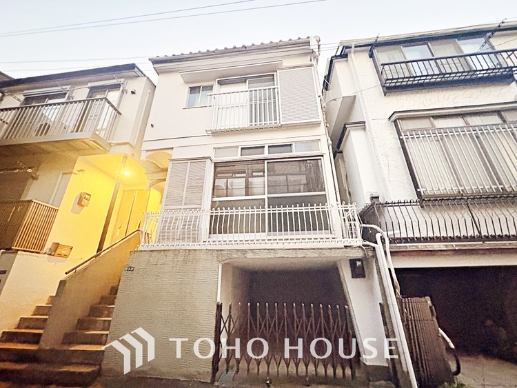 外観 ふと視点を変えてみると、広がる光景。時間を忘れ大空を見上げるなんて、いつぶりだろうか。こんなにも広く美しい情景があったなんて。時間を忘れ、時を知る。