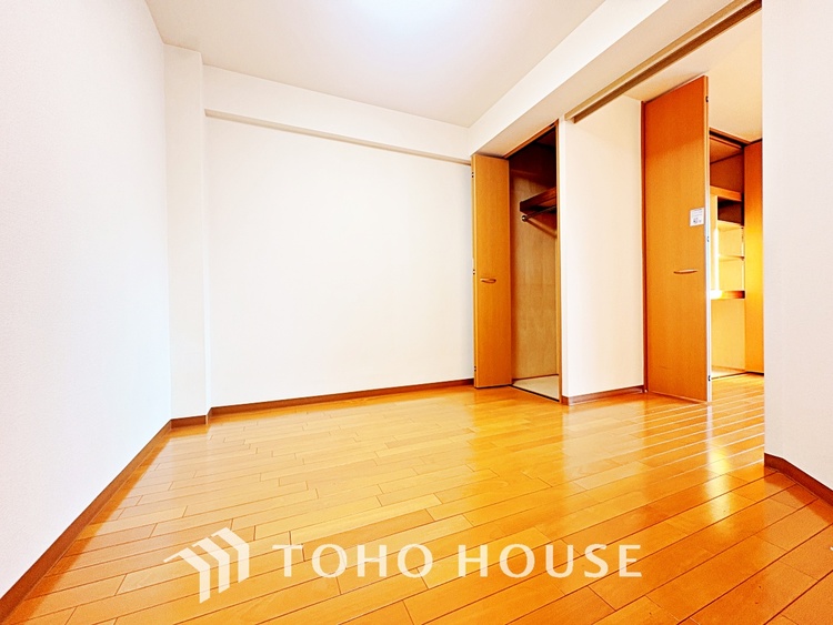 内装 使いやすく、明るい洋室に仕上がります。子供部屋や趣味のお部屋にご利用できます。ご自身で家具などを配置し、素敵な空間を創り上げられます。