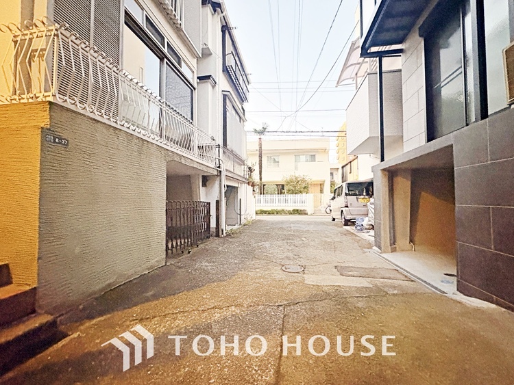 その他 空間が開けた道路に面する住宅には、穏やかで暖かみのある温もり感じる住宅地を醸し出す。