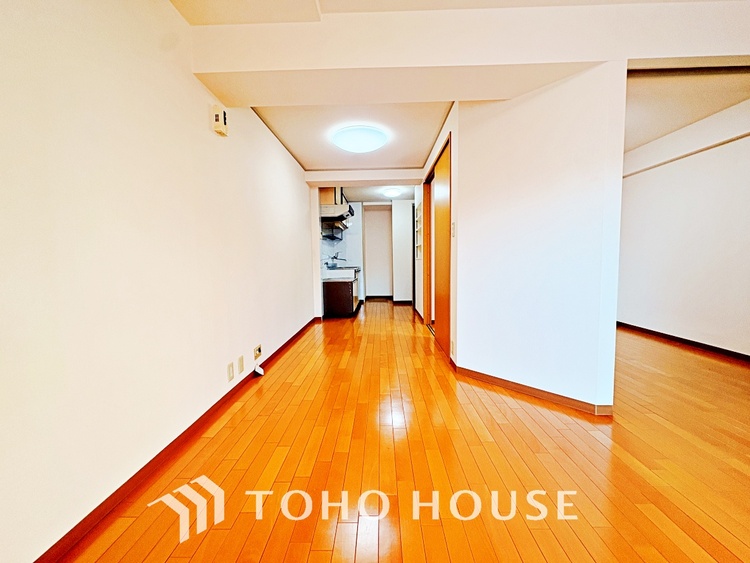 内装 ここはみんなが集い、食事と楽しい会話が始まる場所。話に夢中になりすぎて、ついつい時を忘れ、夜半過ぎになってしまう。そんな束の間の幸せを感じさせてくれます。