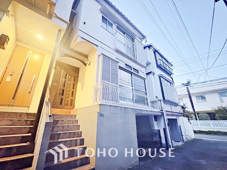 その他 ゆったりとした幅の窓からこの空間に降り注ぐ採光が絶えない。