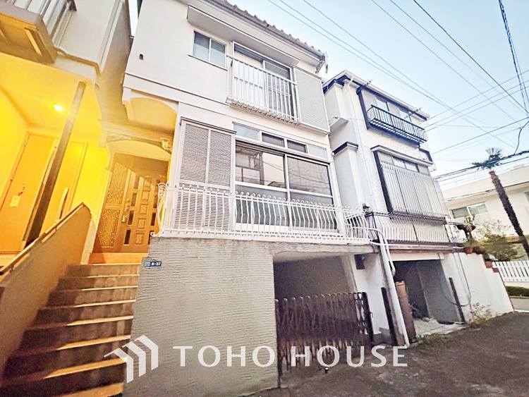 その他 空間が開けた道路に面する住宅には、穏やかで暖かみのある温もり感じる住宅地を醸し出す。