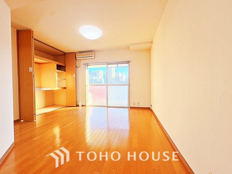 内装 使いやすく、明るい洋室に仕上がります。子供部屋や趣味のお部屋にご利用できます。ご自身で家具などを配置し、素敵な空間を創り上げられます。