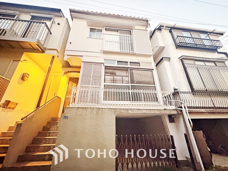 駐車場 空間が開けた道路に面する住宅には、穏やかで暖かみのある温もり感じる住宅地を醸し出す。