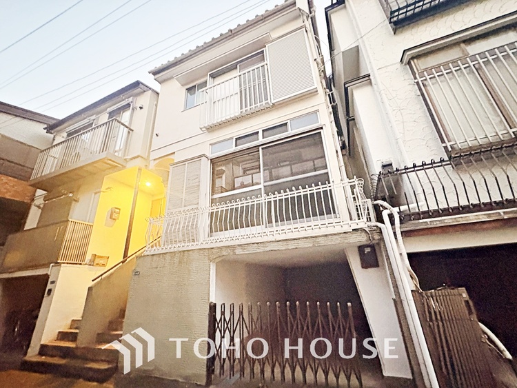 その他 空間が開けた道路に面する住宅には、穏やかで暖かみのある温もり感じる住宅地を醸し出す。