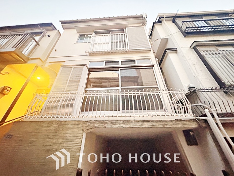 その他 空間が開けた道路に面する住宅には、穏やかで暖かみのある温もり感じる住宅地を醸し出す。