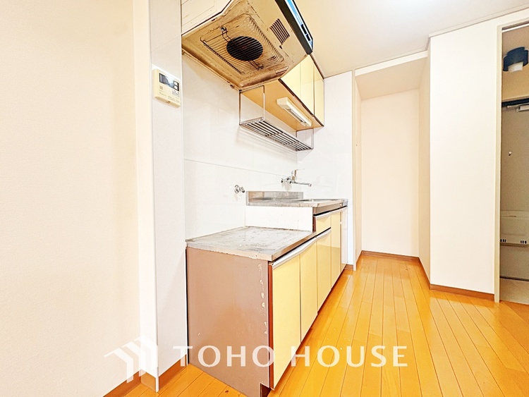 キッチン 手元の収納から、足元の収納までが全てスライド式で、奥のスペースまで有効に活用できます。奥まで上から見渡せるので、たまにしか使わない調理器具もサッと取出せます。