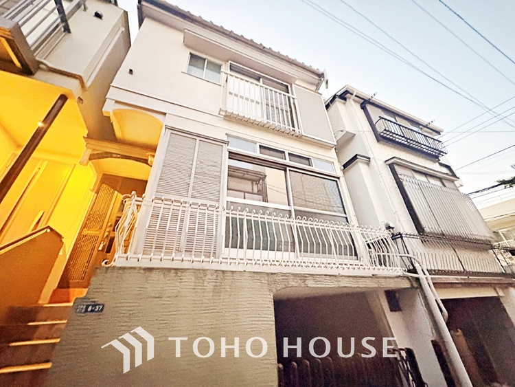 その他 空間が開けた道路に面する住宅には、穏やかで暖かみのある温もり感じる住宅地を醸し出す。