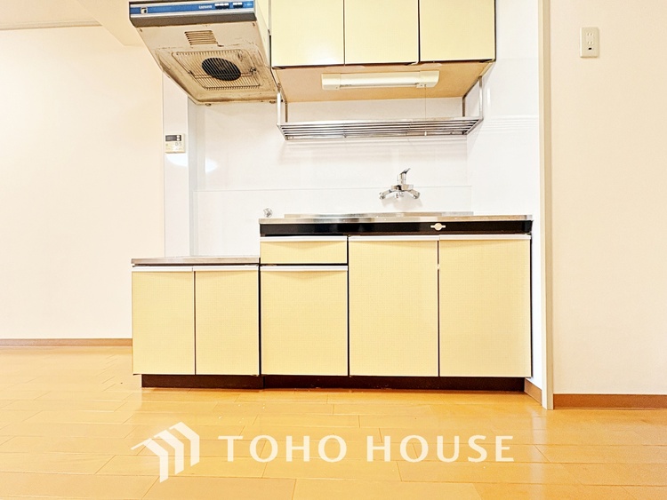 キッチン ◆愛育◆キッチンは家族の絆を育む大切な空間。シンプルで使い易いSystemKitchenで愉しく作る料理は愛情のある美味しいご馳走に。家族で使える広々としたダイニングキッチンです。