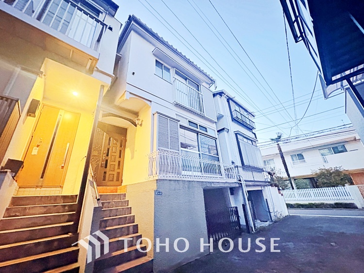 その他 空間が開けた道路に面する住宅には、穏やかで暖かみのある温もり感じる住宅地を醸し出す。