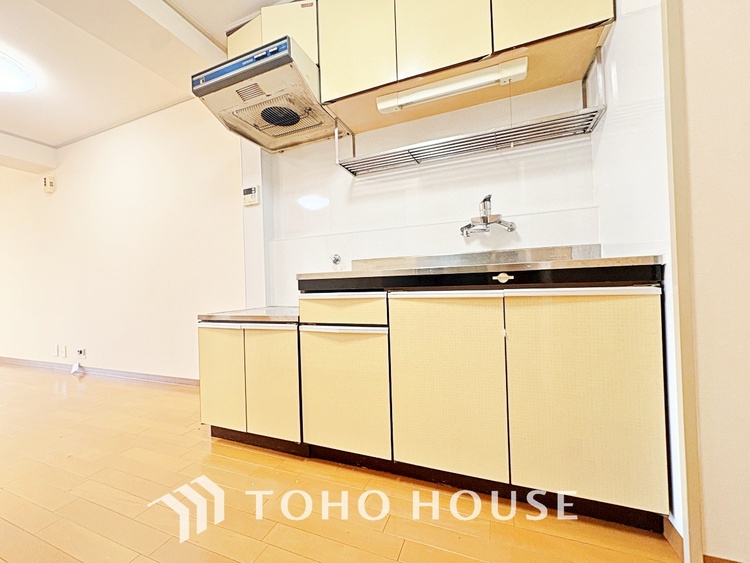 キッチン キッチンは家族の絆を育む大切な空間。シンプルで使い易いシステムキッチンで愉しく作る料理は愛情のある美味しいご馳走に。家族で使えるダイニングキッチンです。