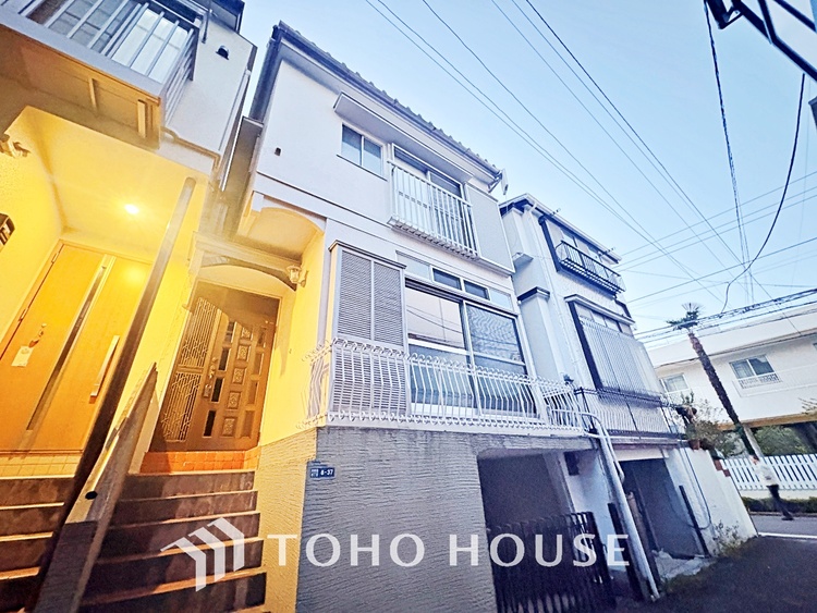 その他 空間が開けた道路に面する住宅には、穏やかで暖かみのある温もり感じる住宅地を醸し出す。