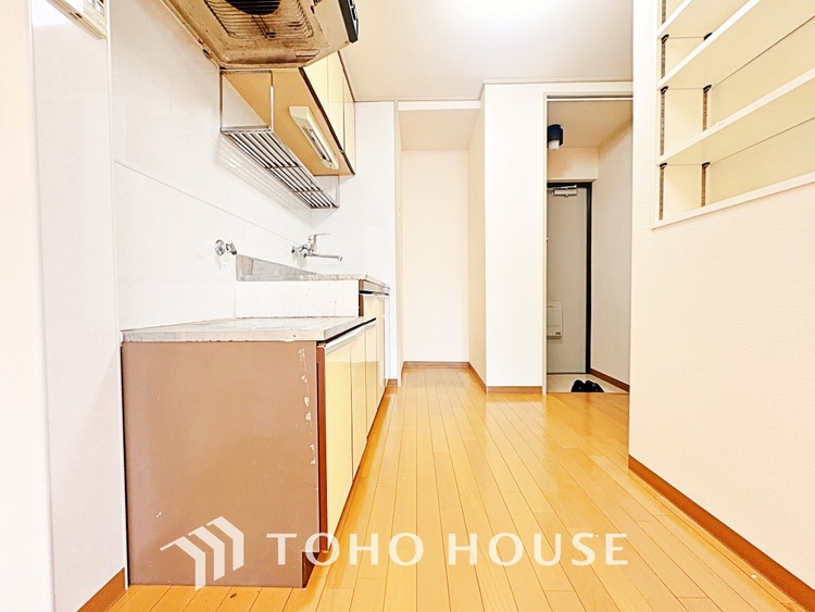 キッチン 広々としたキッチンのシンクは、料理の準備と片付けを楽にし、使いやすさを最大限に引き立てます。