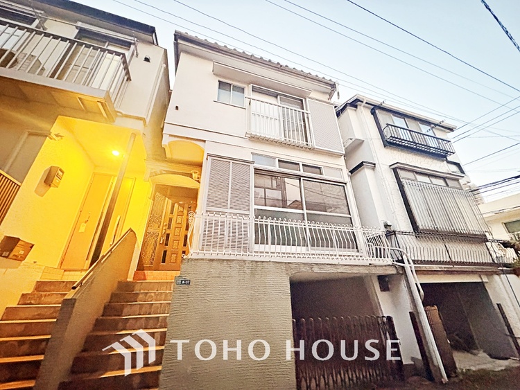 その他 空間が開けた道路に面する住宅には、穏やかで暖かみのある温もり感じる住宅地を醸し出す。